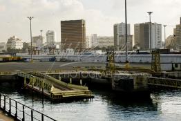 Image du Maroc Professionnelle de  Le port et la ville de Casablanca au premier plan les cales du môle Tariq et les quais pour conteneurs gérés par les services de l'ODEP, au fond les buildings du centre ville de Casablanca. 31 Décembre 2003. ((Photo / Abdeljalil Bounhar)